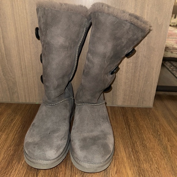 Grey Bailey button UGGs - Picture 2 of 7